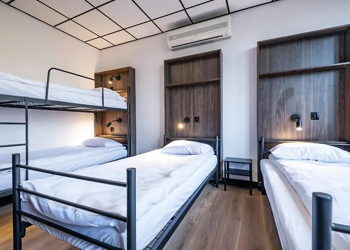 Vola بيت شباب وارسو